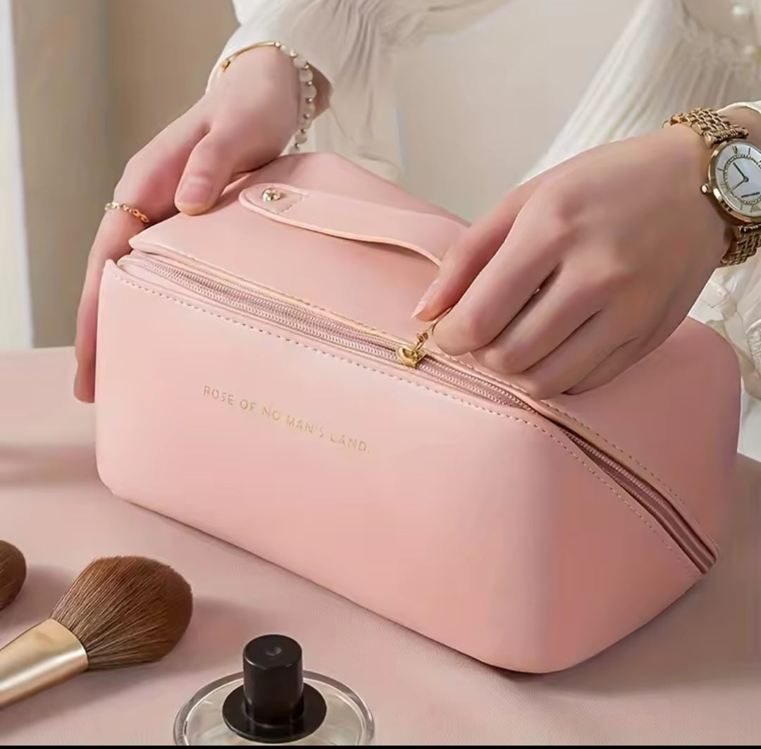 All-in-one minimalist makeup bag